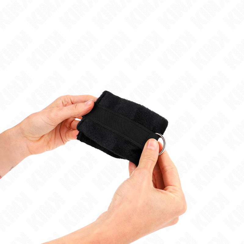KINK - BEGINNER FUR HAND CUFFS BLACK 30 X 7 CM - Image 4